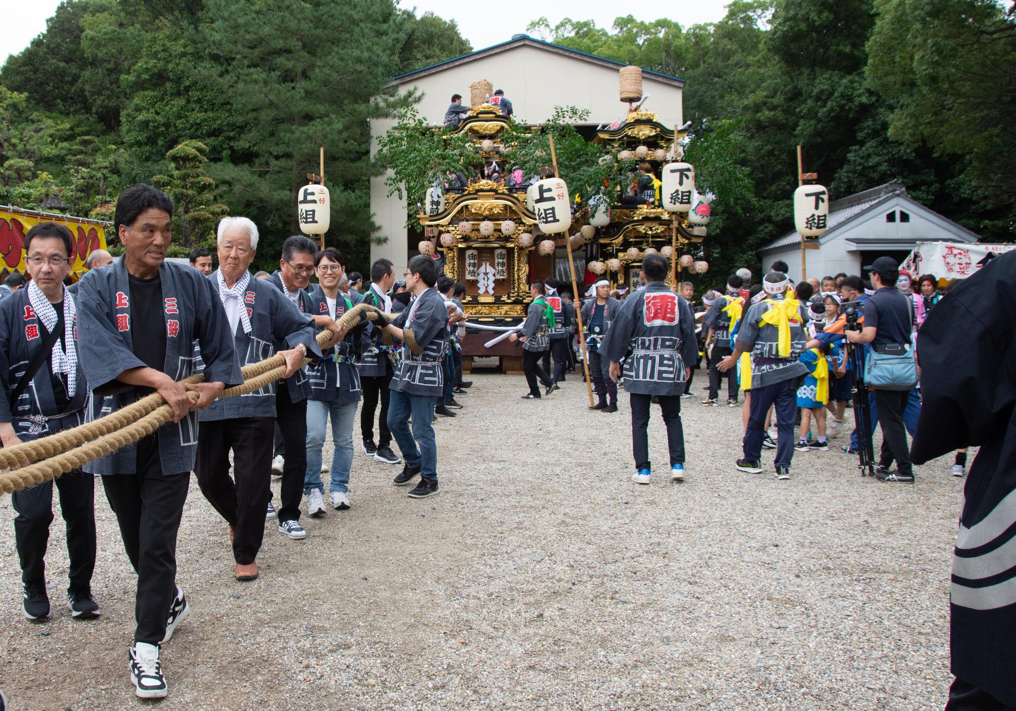 山車を倉庫から出す様子