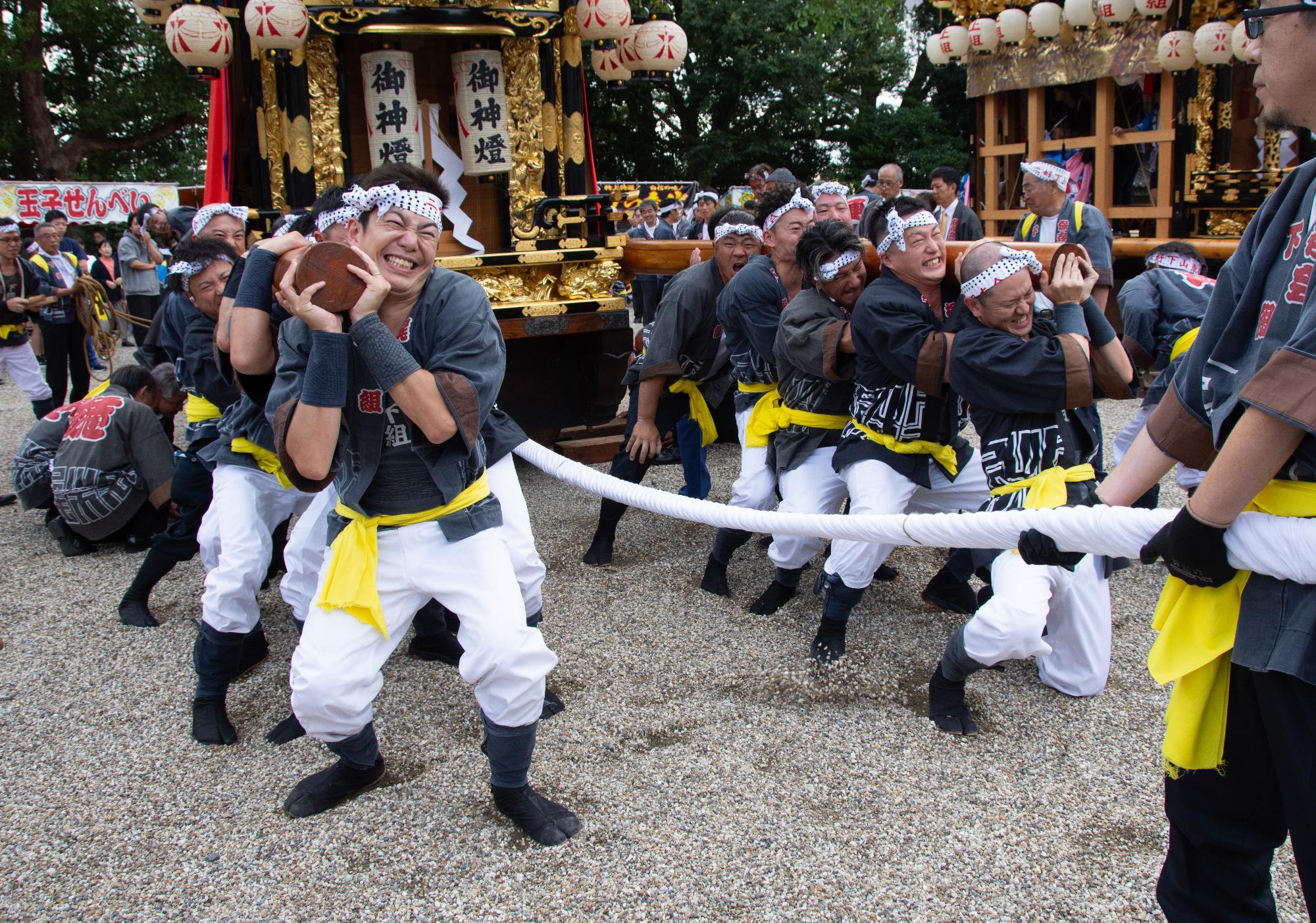 山車を持ち上げる担ぎ手たちの一生懸命な表情