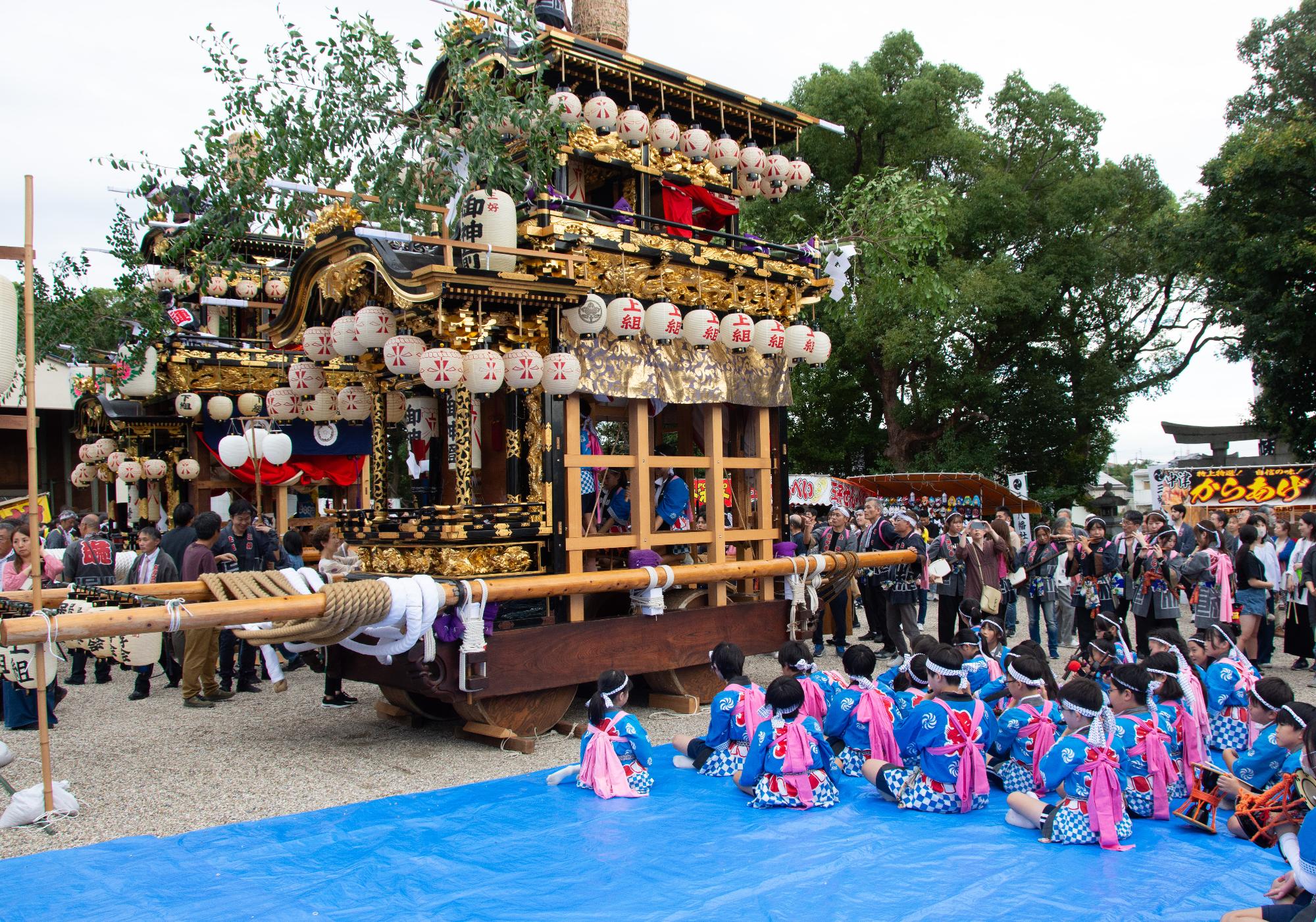 お囃子の奉納を行うこどもたち