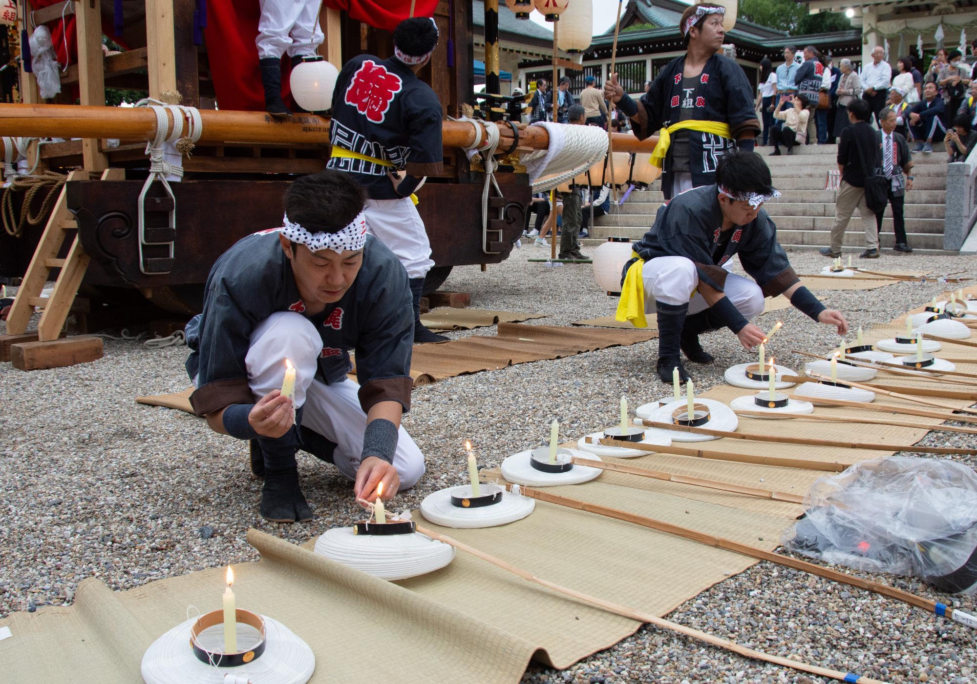 山車に飾る提灯に灯を入れる様子