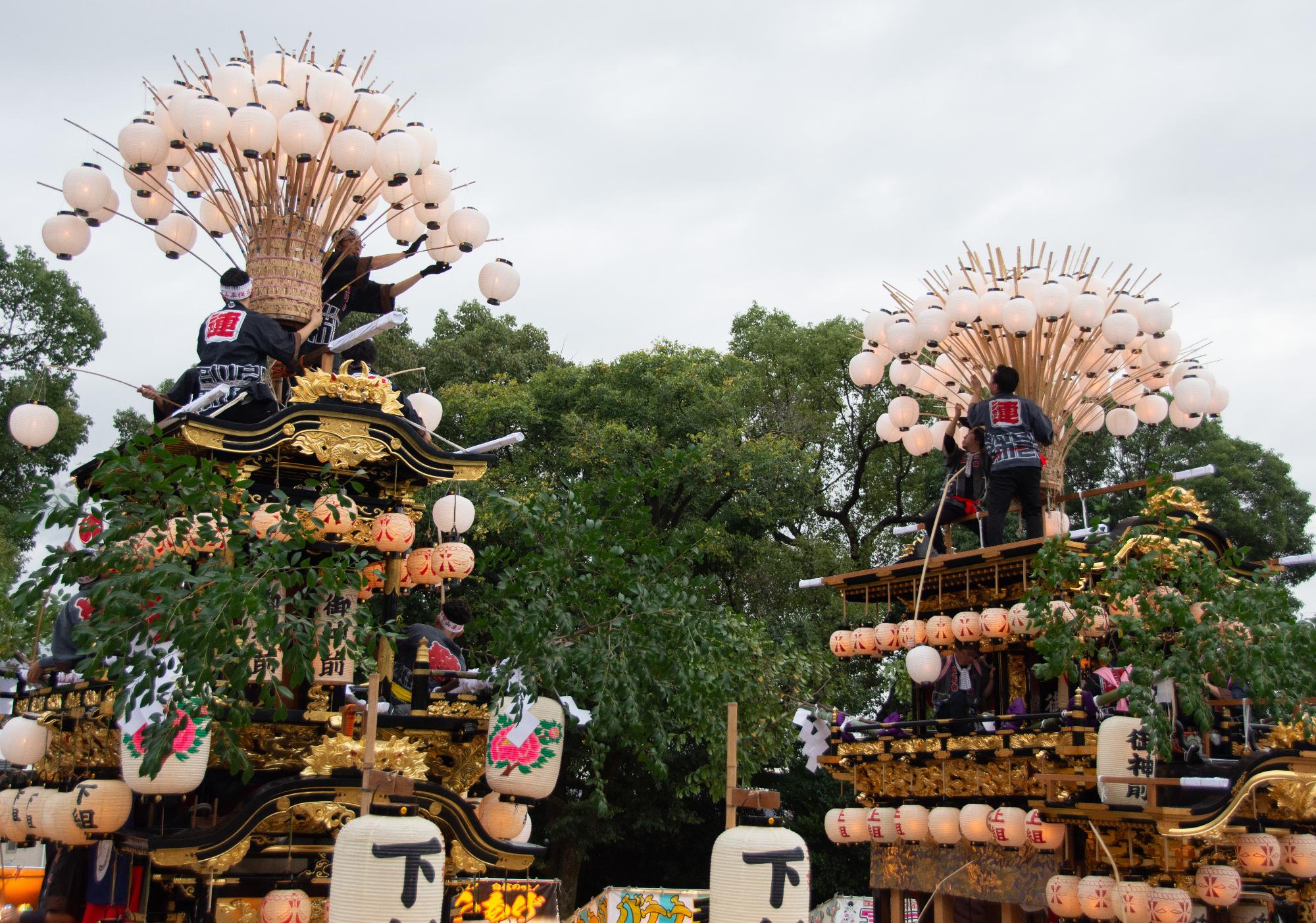 山車に提灯を取り付ける様子