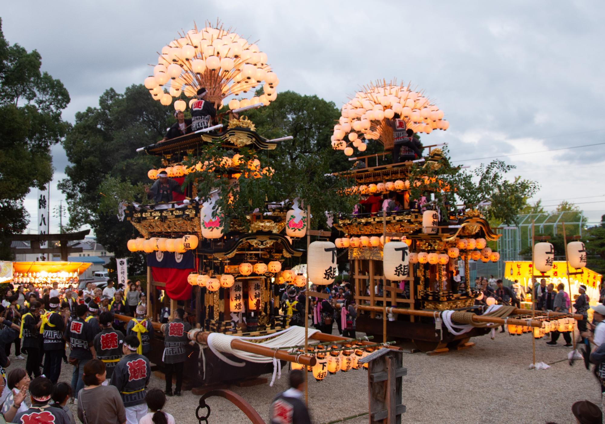 提灯の飾りつけが終わった2台の山車