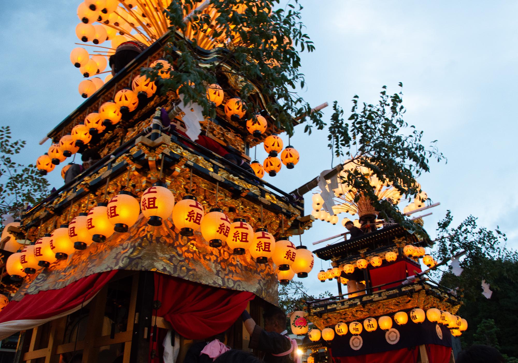 あたりが暗くなり、山車に飾られた提灯がきれいに光る様子