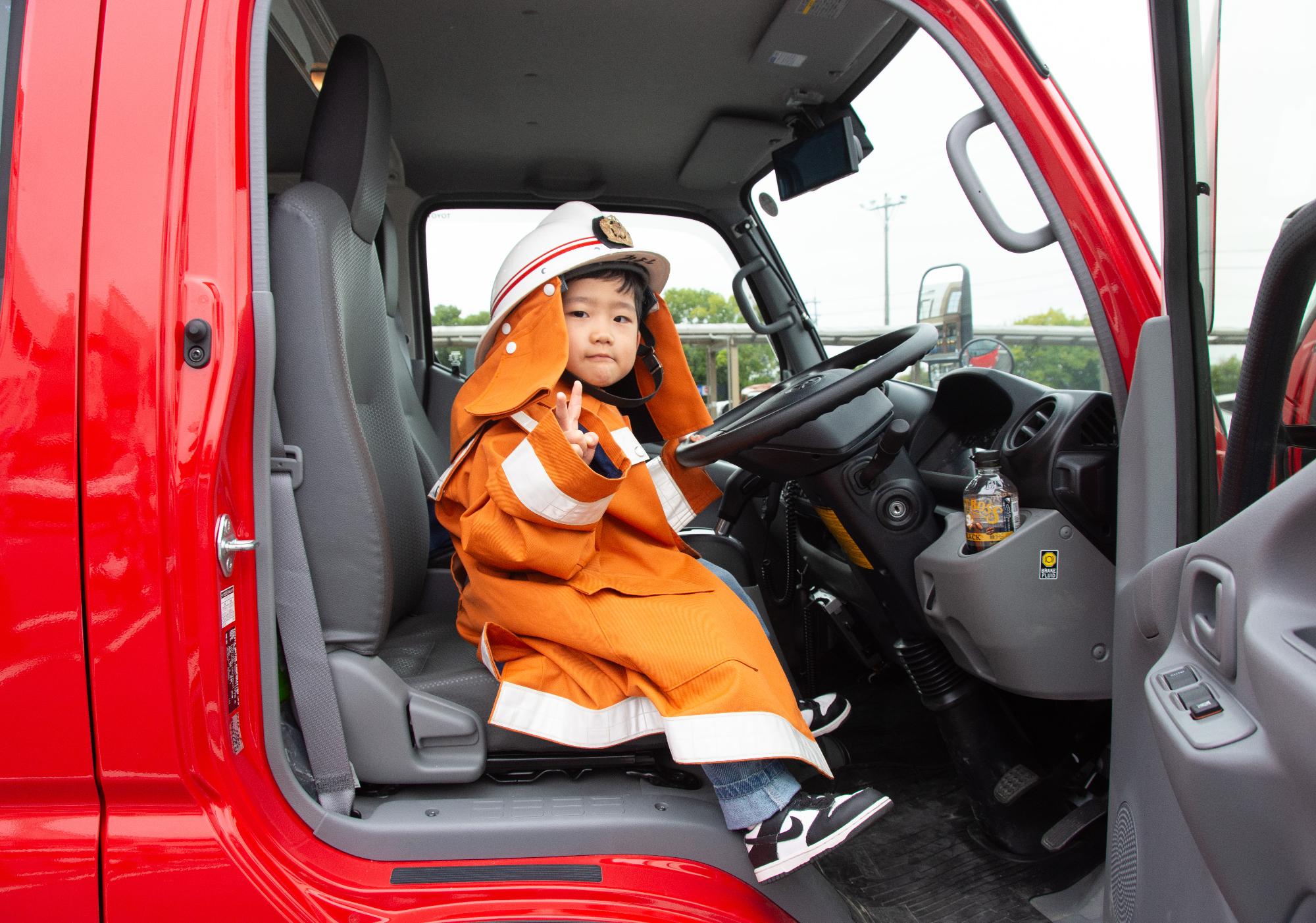 消防車に乗って消防士を体験