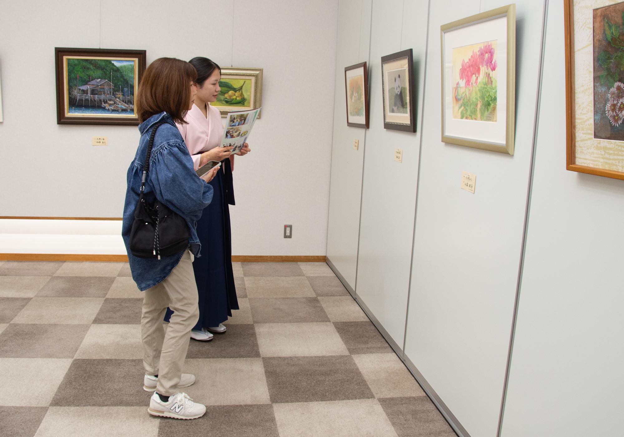 絵画を鑑賞する様子