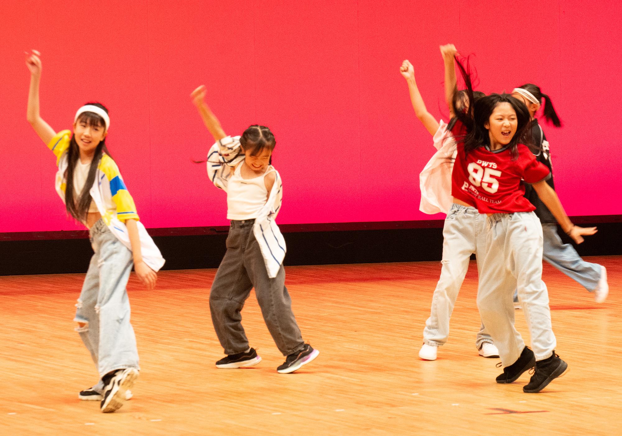 生き生きと踊るこどもたち