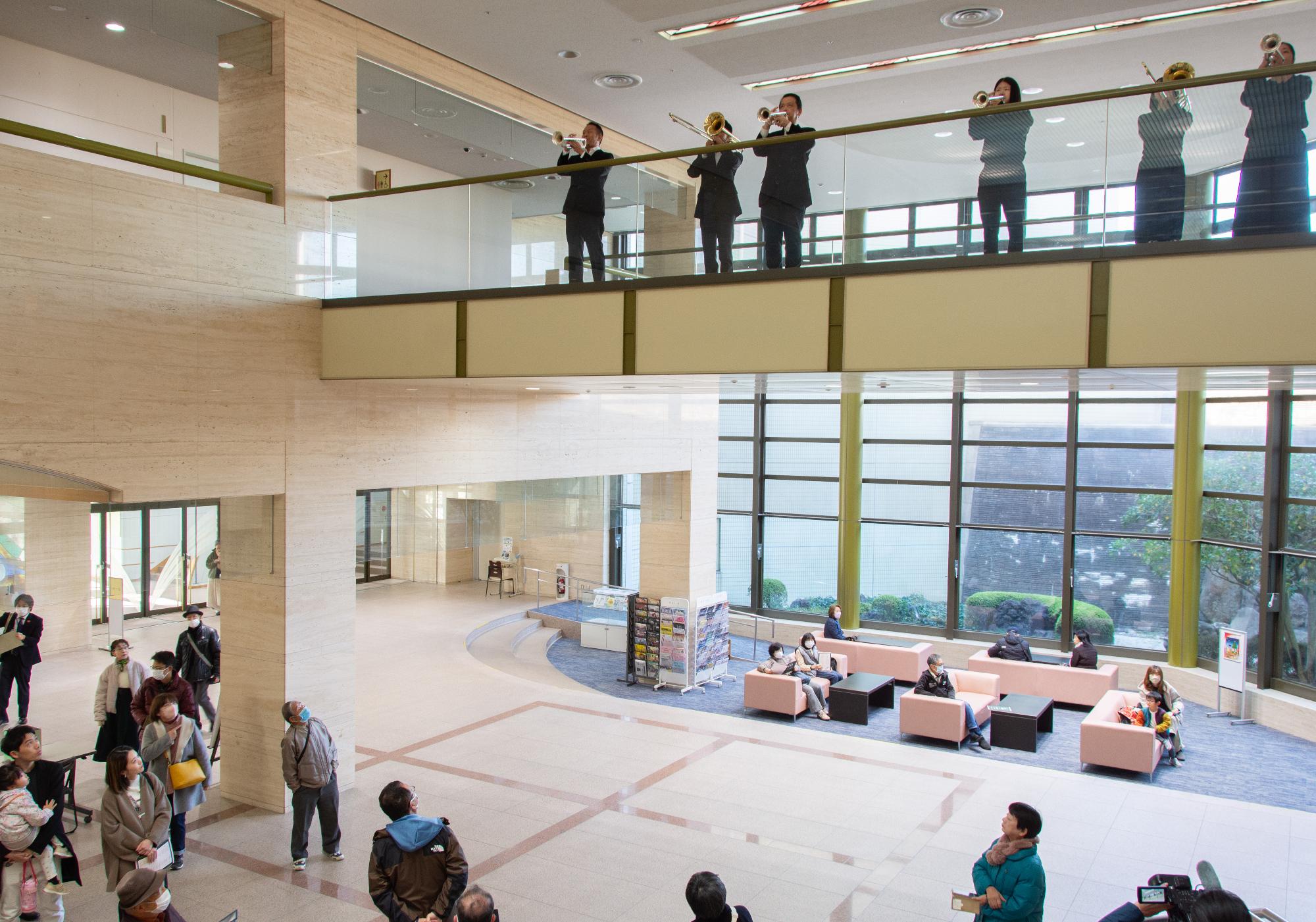 シンフォニックウィンズみよしのメンバーによるファンファーレで音楽祭がスタート