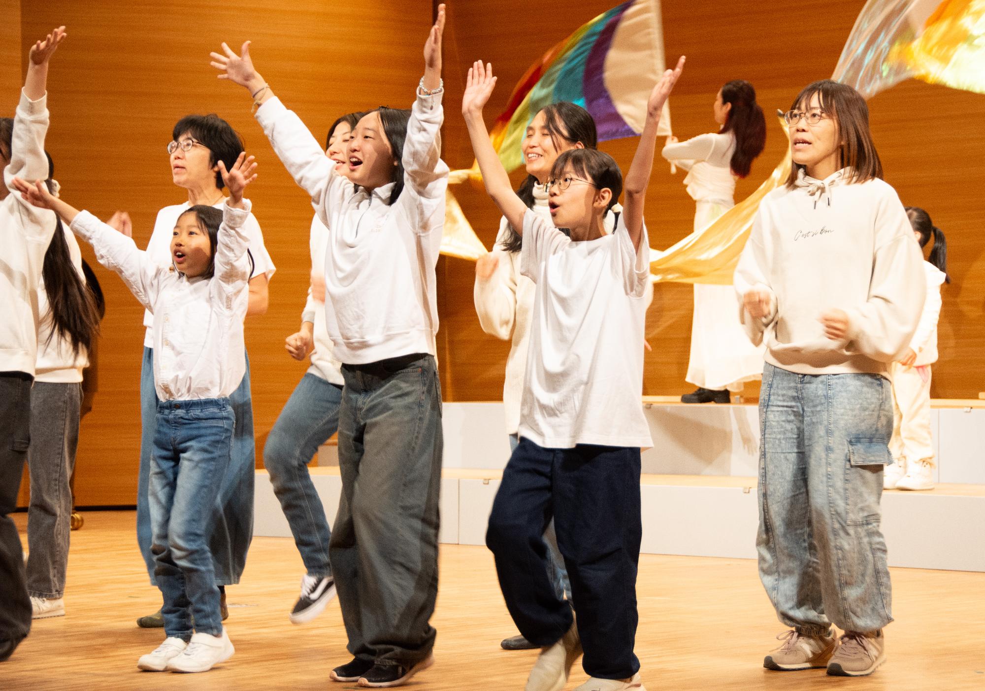 小ホールで演技をするあいちカンタービレ&カラーガード教室虹音~rain~の皆さん