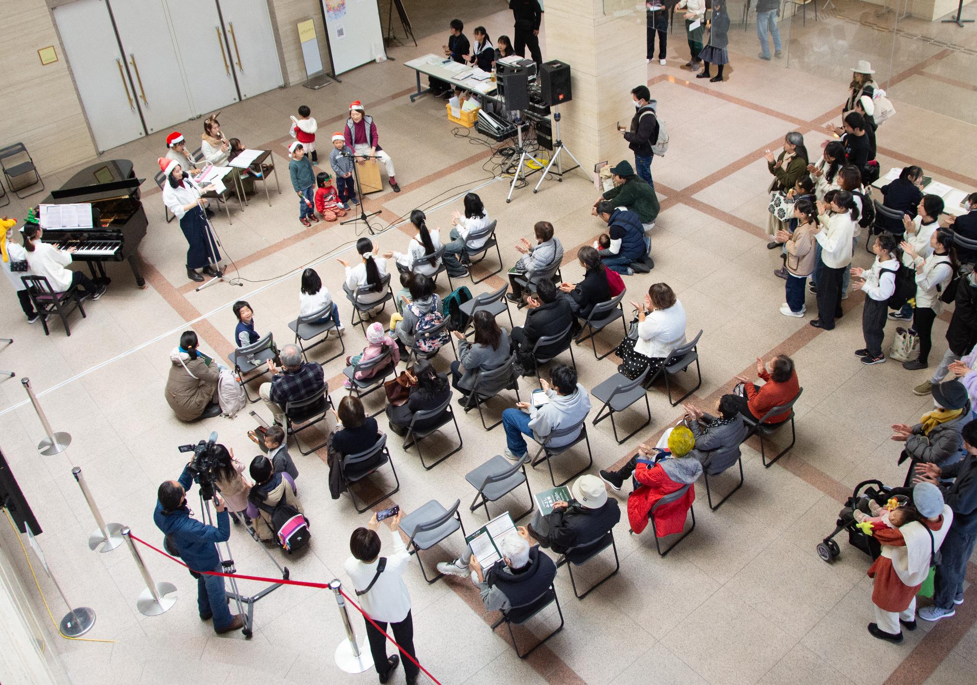 ロビーでクリスマスソングを披露するパヤパヤ楽団の皆さん