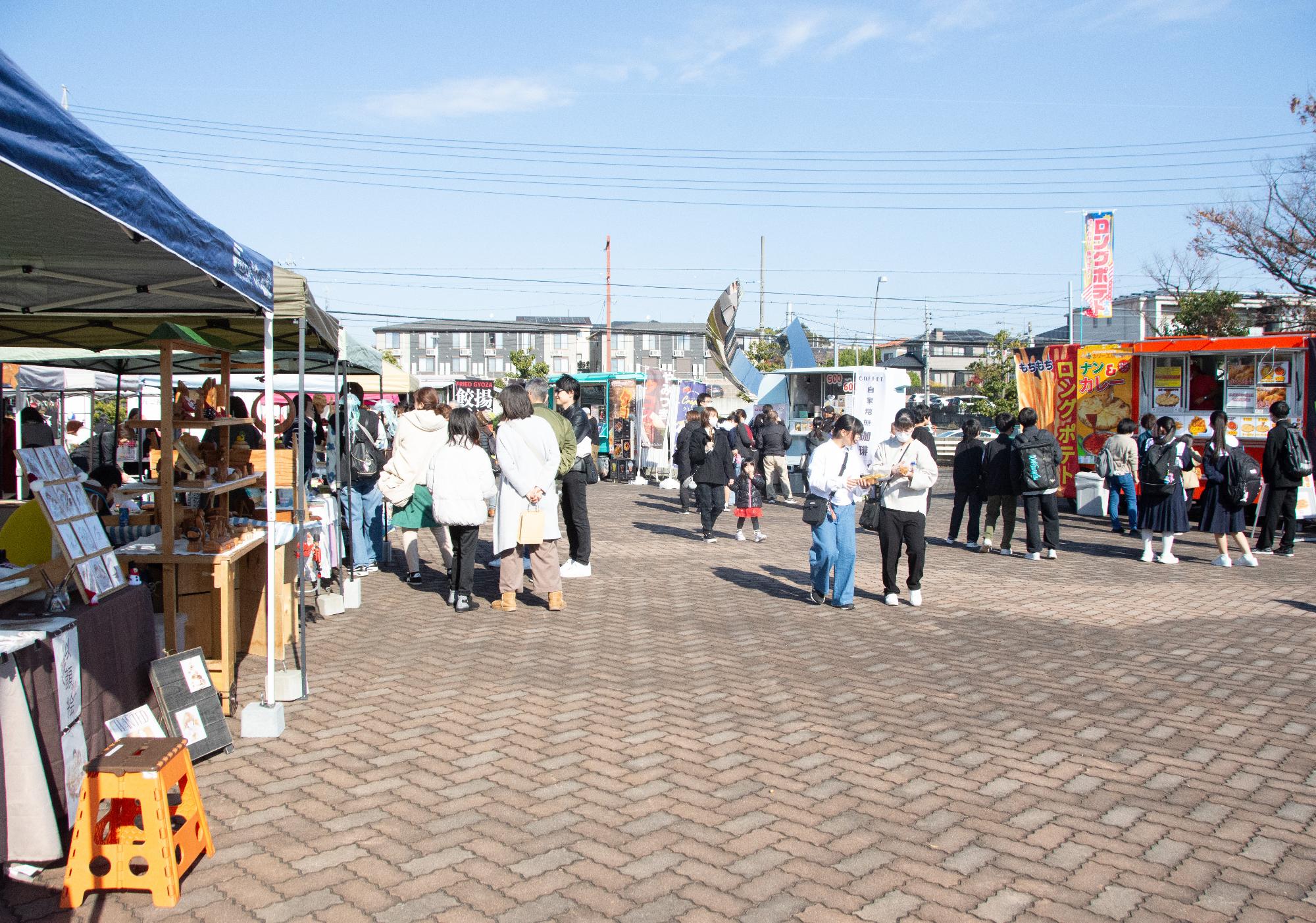市民広場のキッチンカーの様子