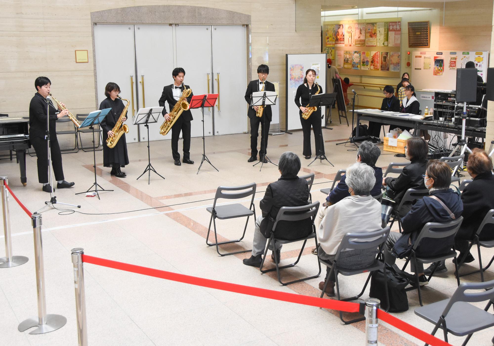 サックス5重奏のすこやかクラブの皆さん