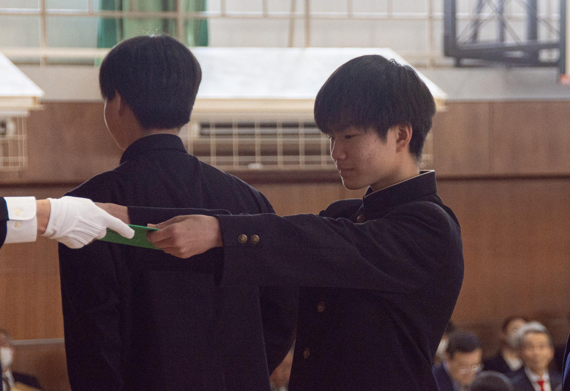 卒業証書が授与されている様子