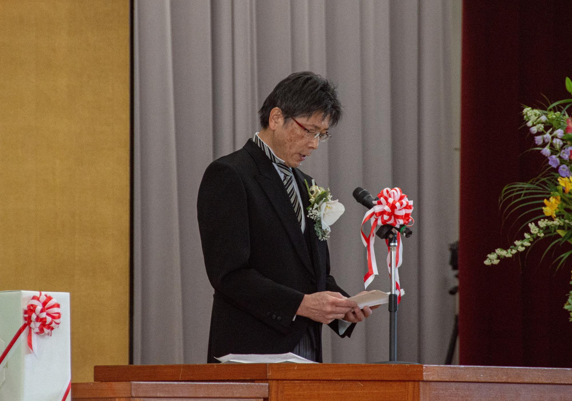 吉田校長が卒業生に向かって話している様子