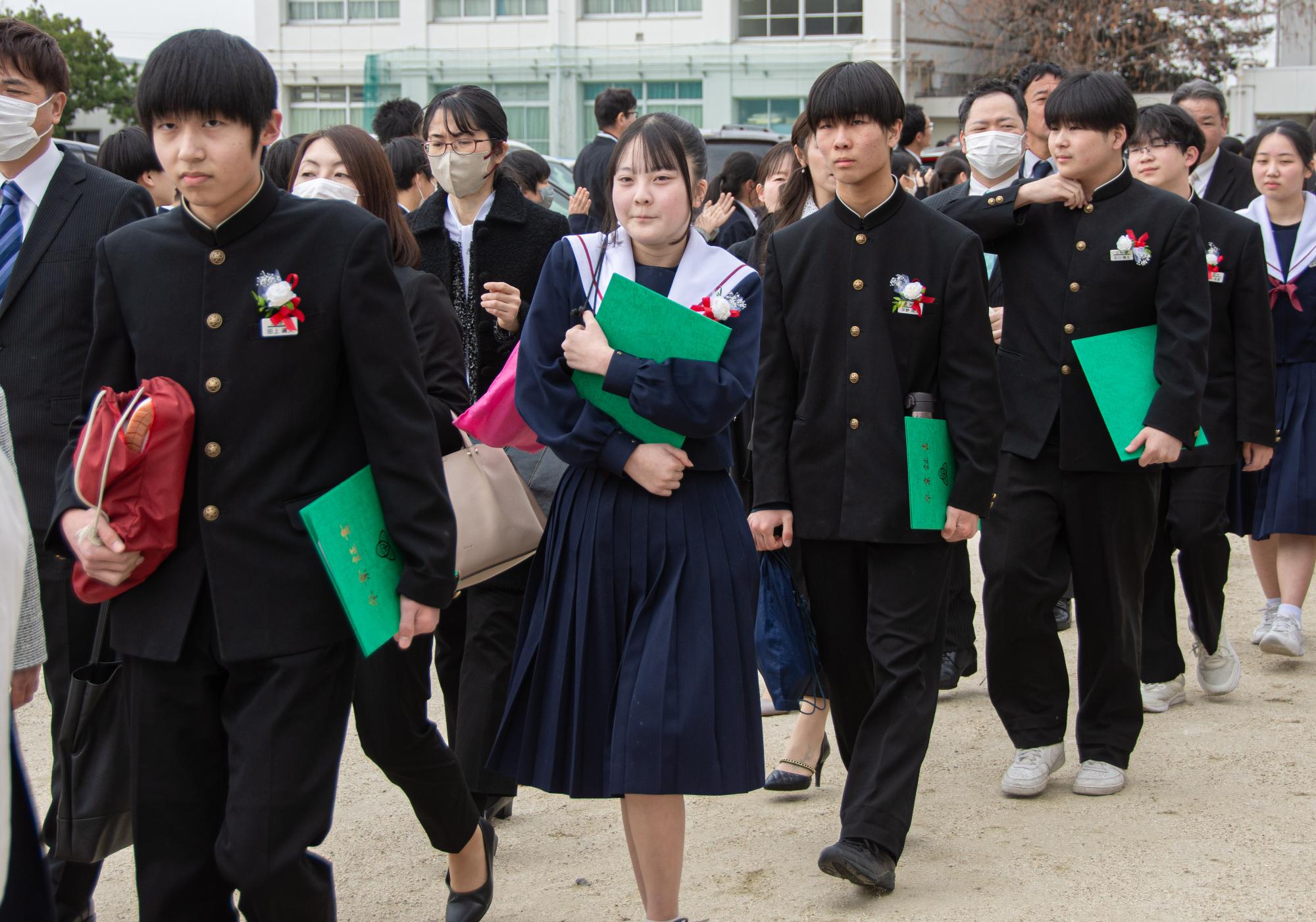 在校生に見送られながら校庭を歩いている様子