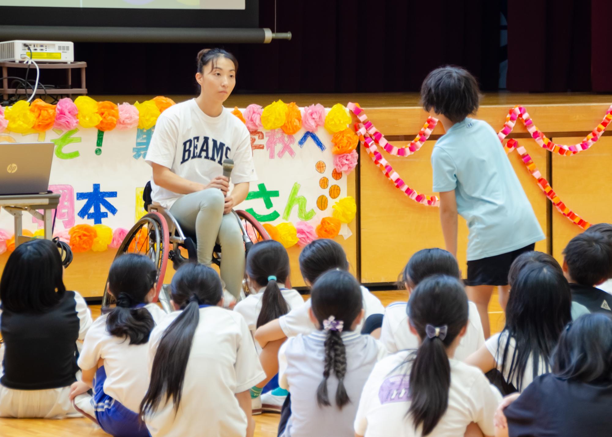 質問コーナーで質問に答える網本選手