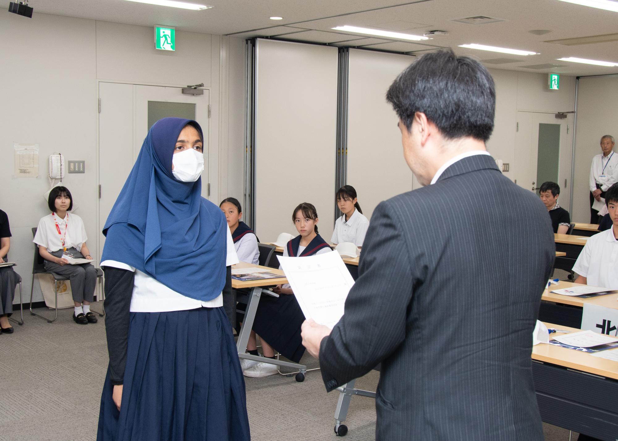 認定書交付の様子