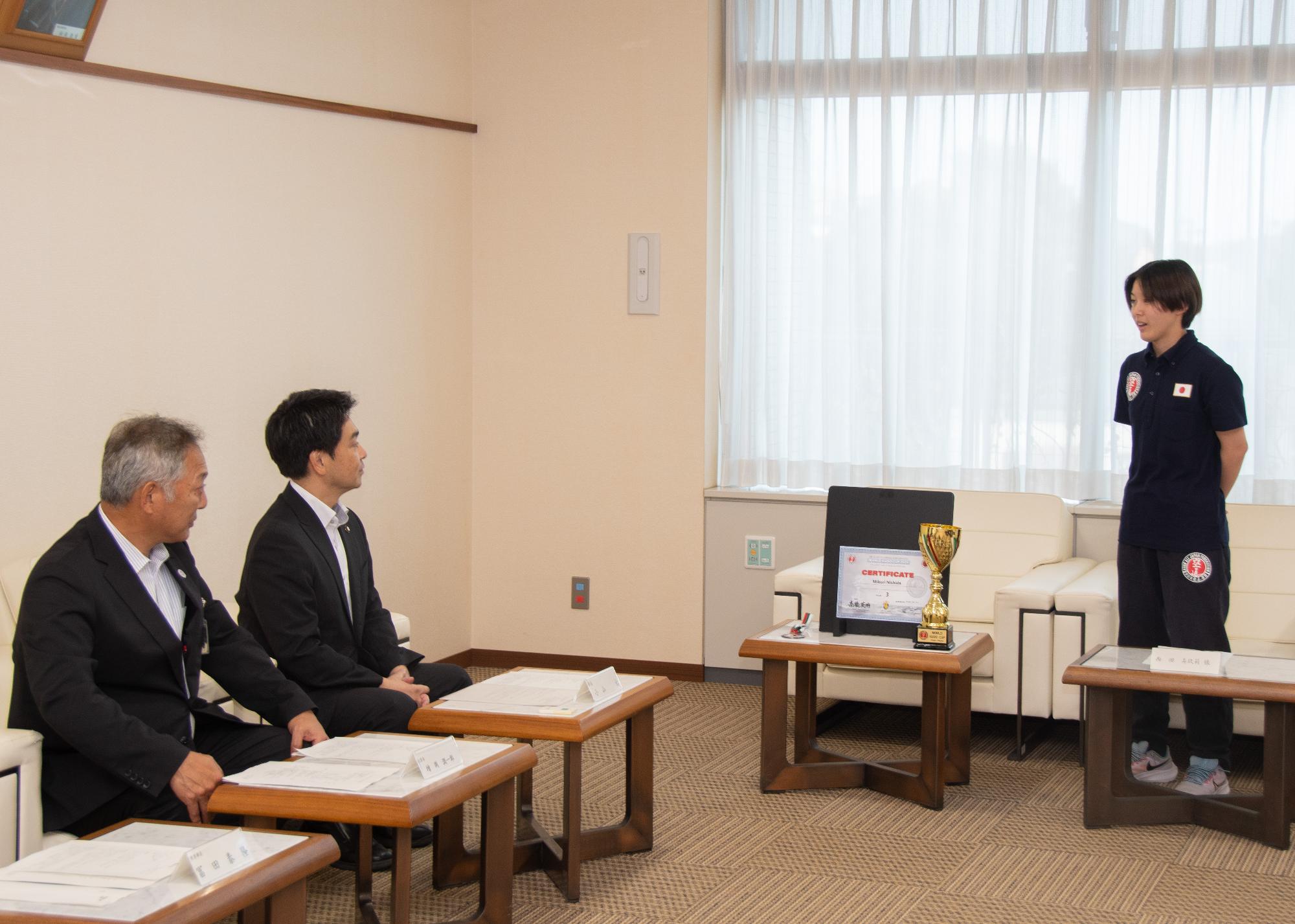 西田さんが報告を行っている様子