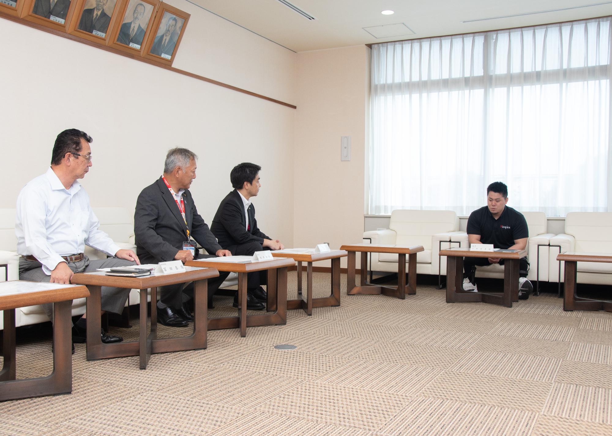 意気込みを話している日野さんの様子
