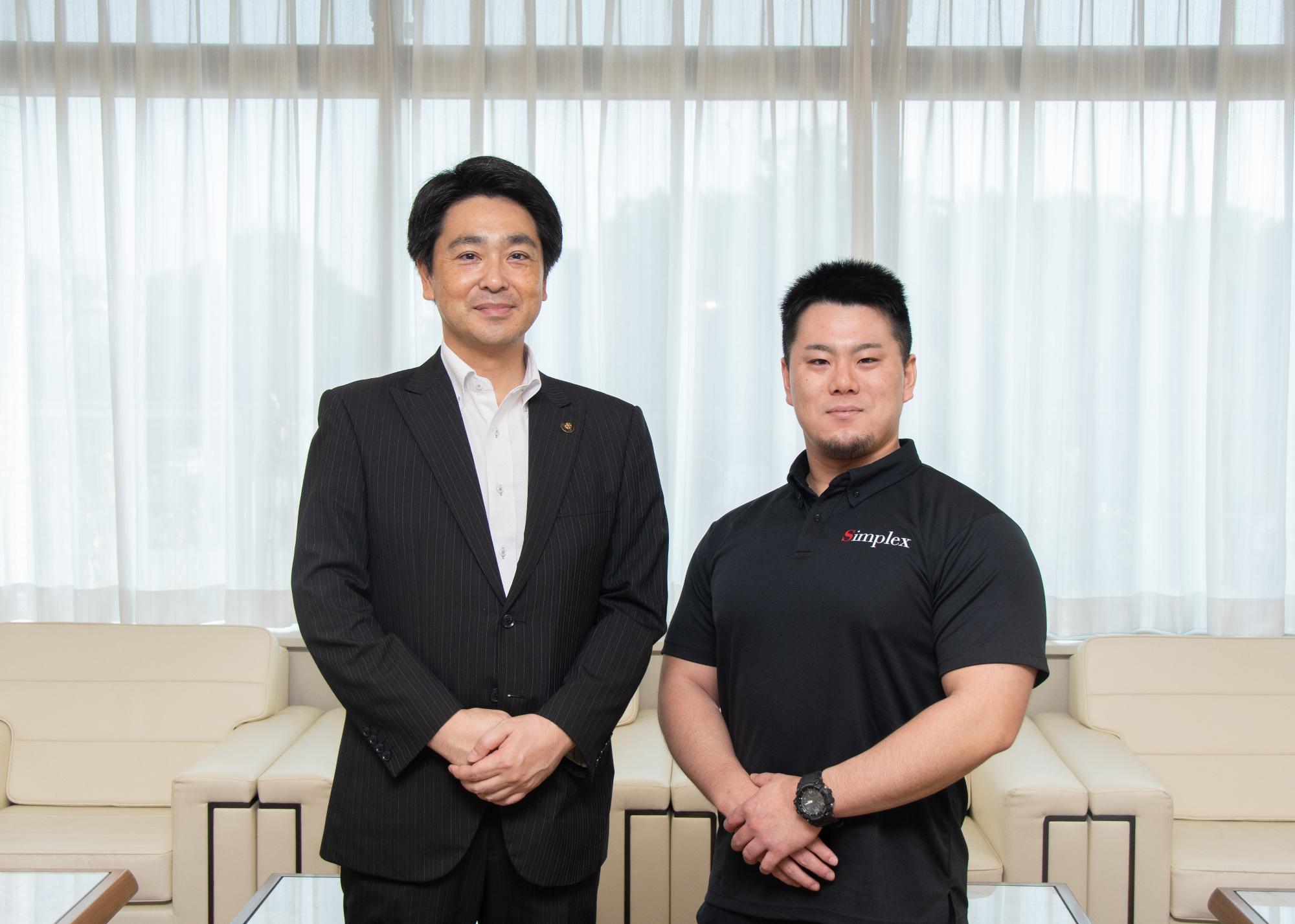 小山市長と日野さんの記念撮影の様子