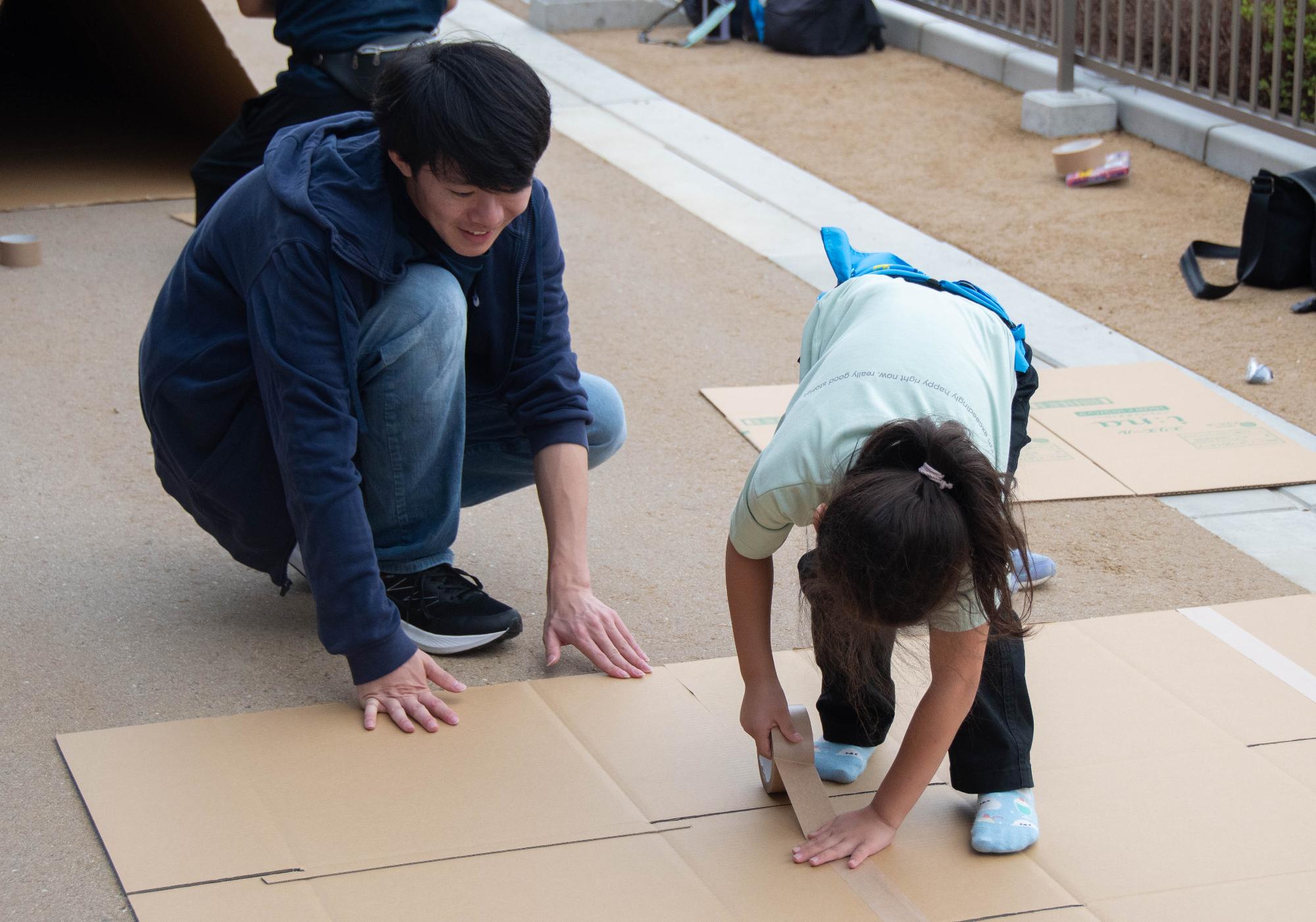 段ボールシェルターづくりの様子