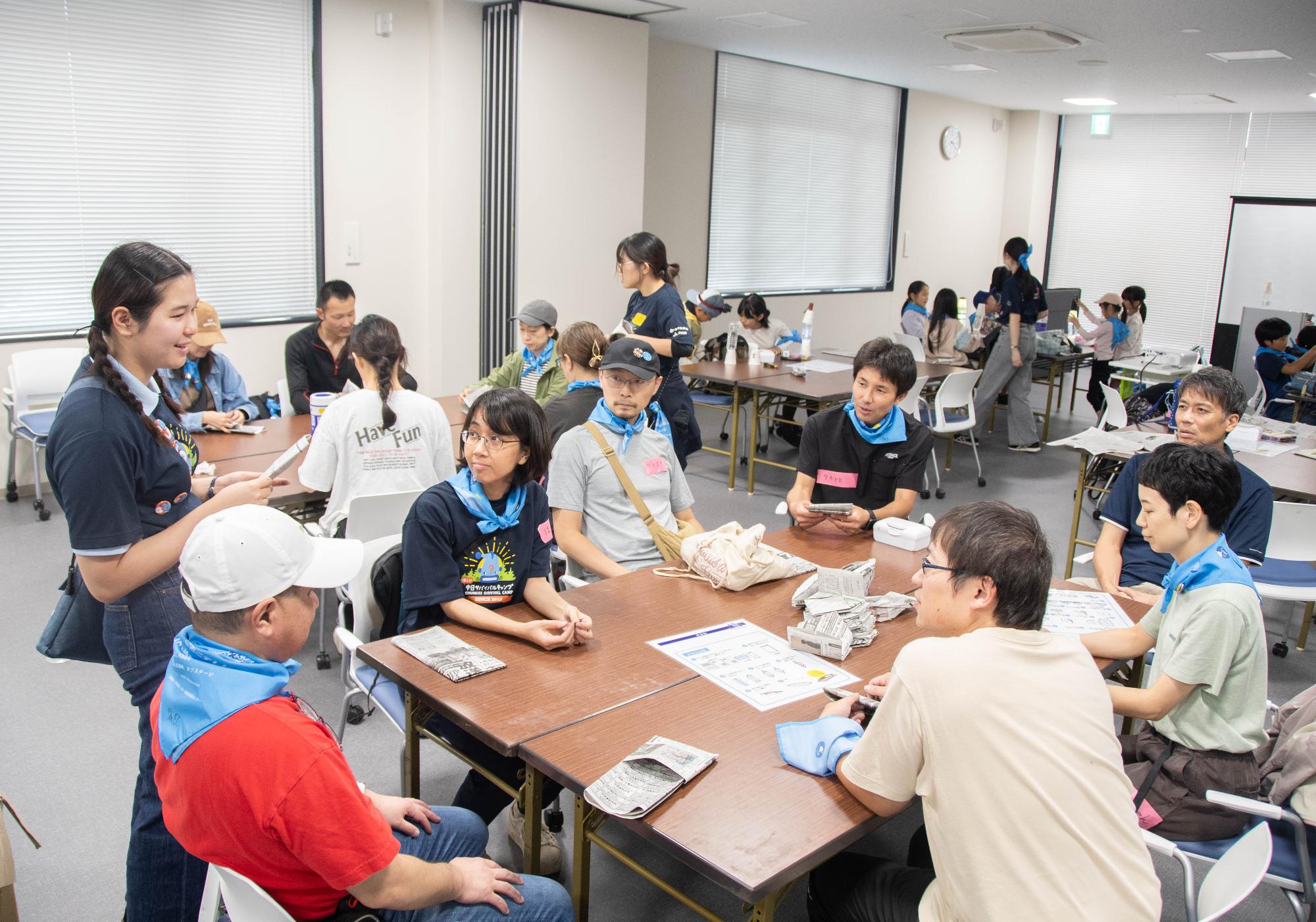 新聞紙のスリッパを作っている様子