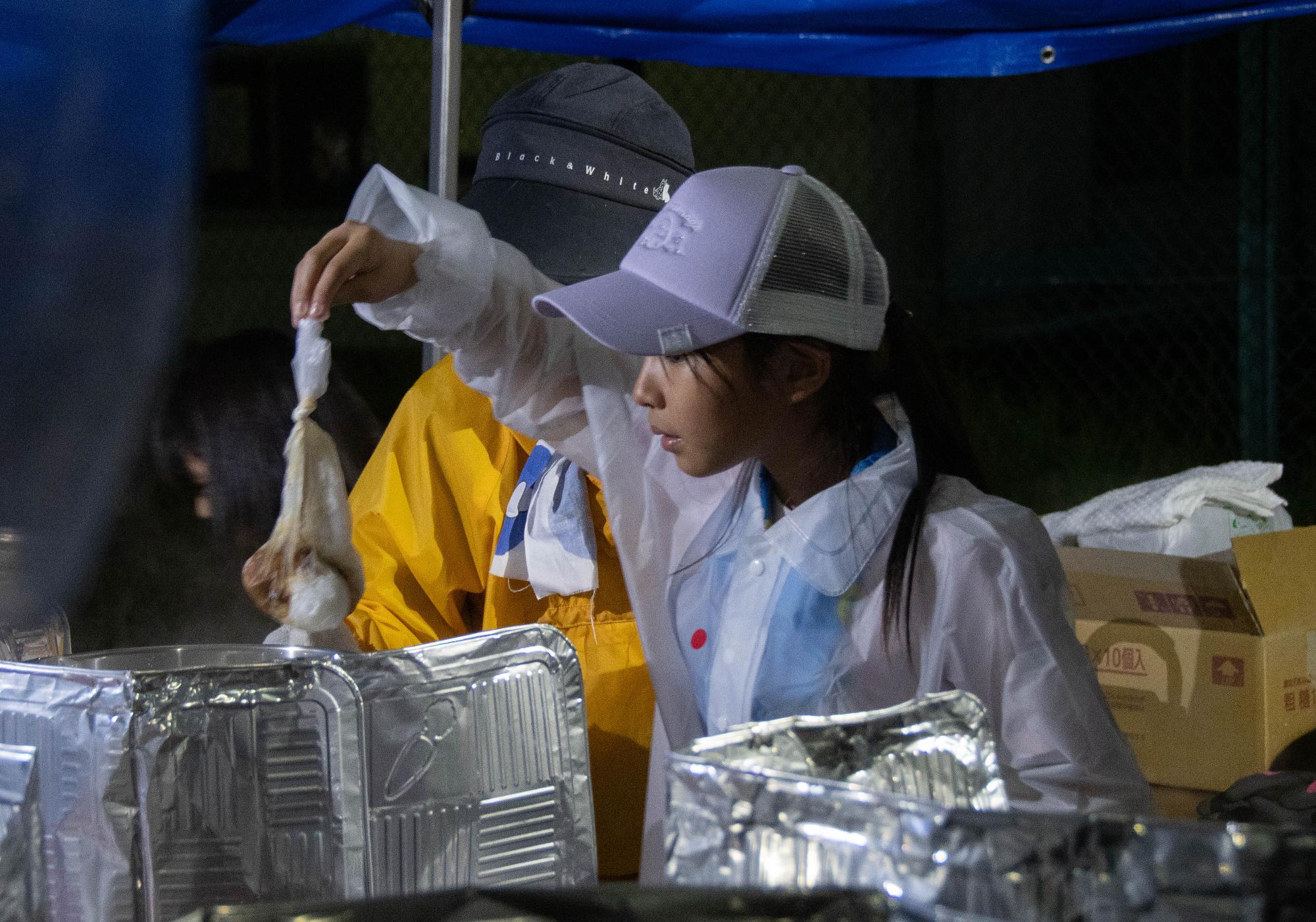 夕食を作っている様子