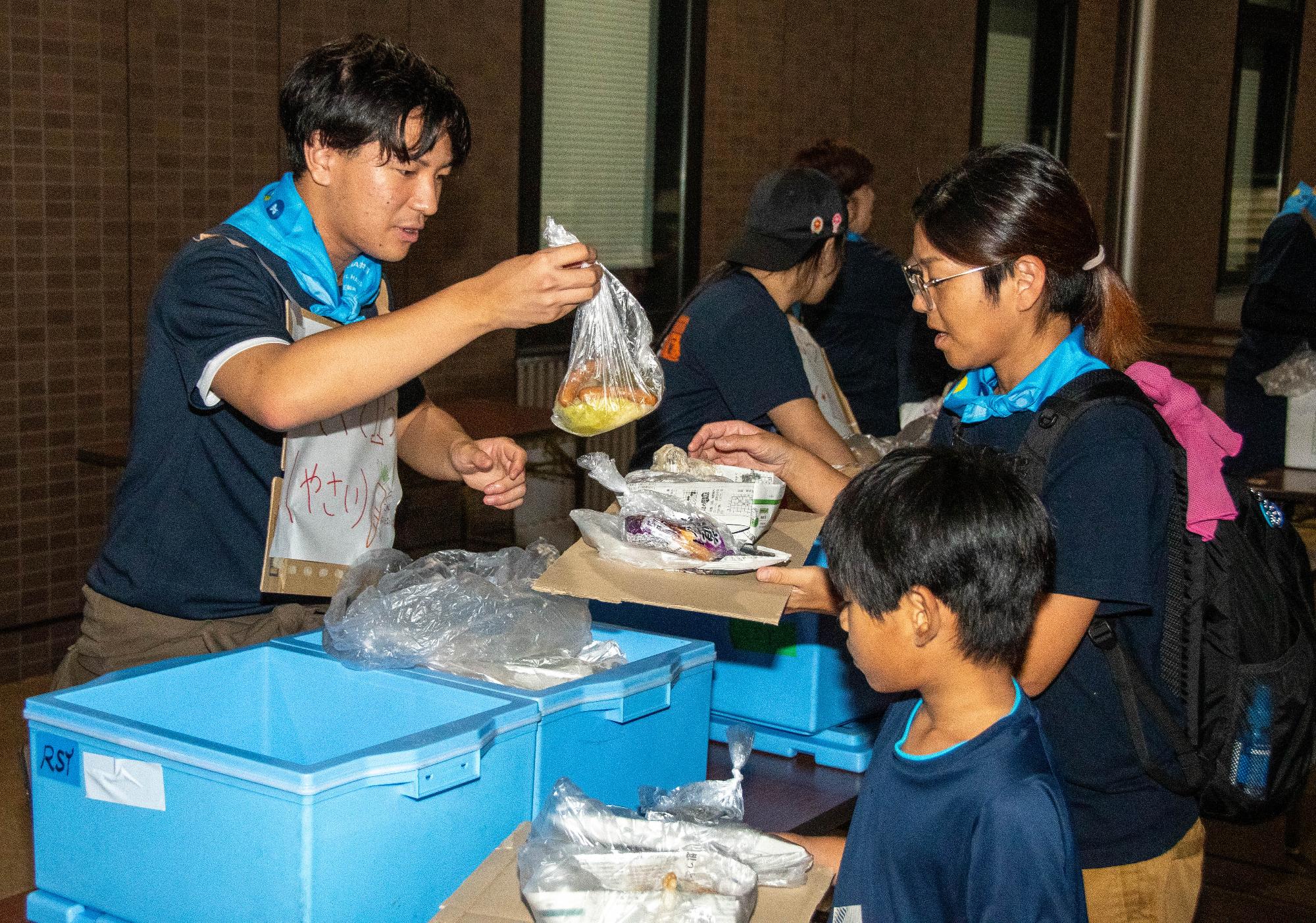 夕食の配膳をしている様子