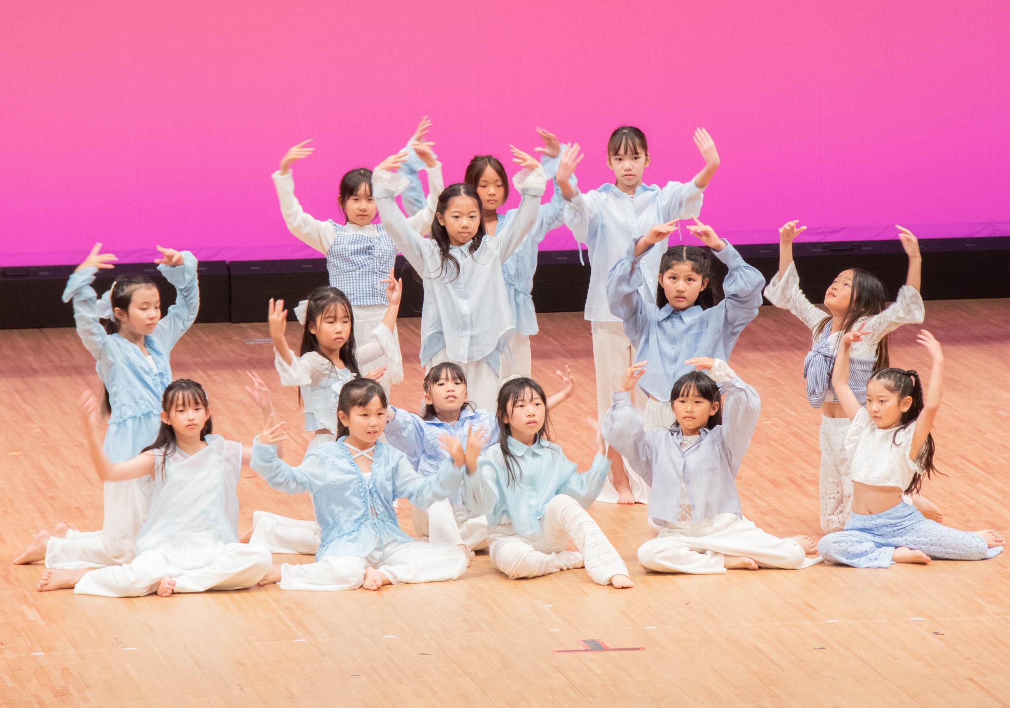 ダンスするこどもたち