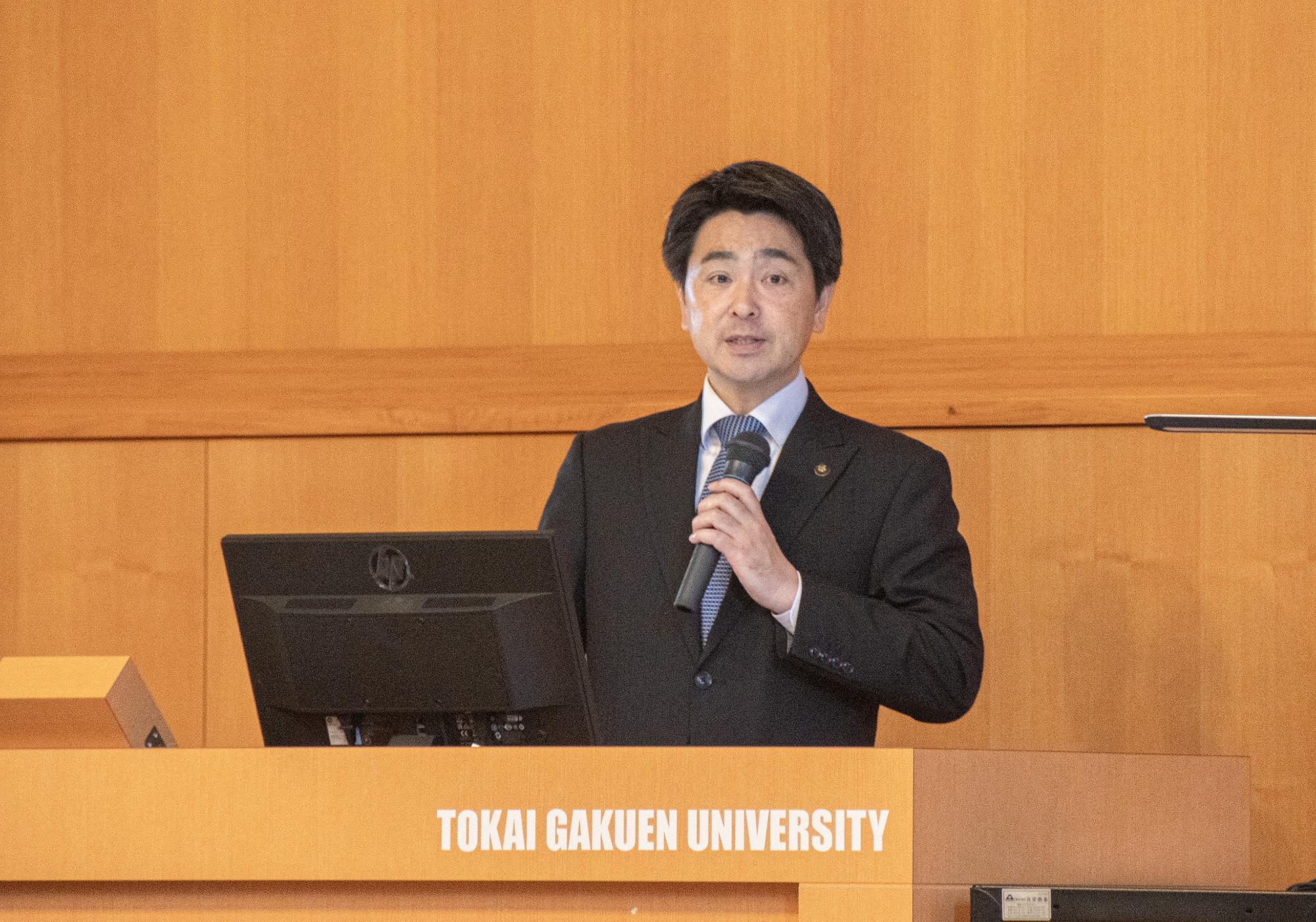 講演をしている市長の様子