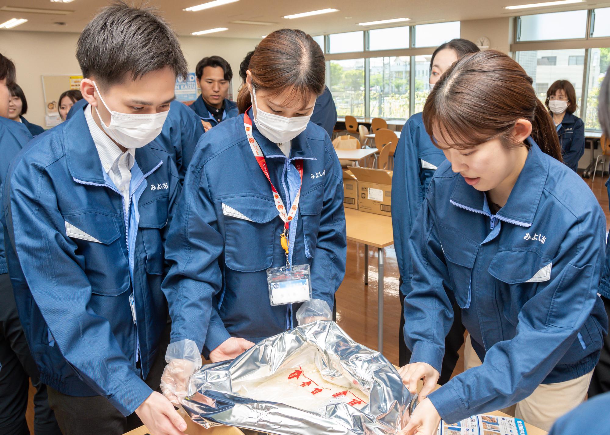 炊き込みご飯を調理している様子