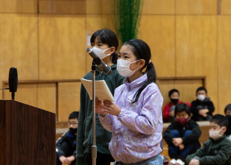 マイクの前に立ち、上士別小学校の児童に質問している女の子の写真