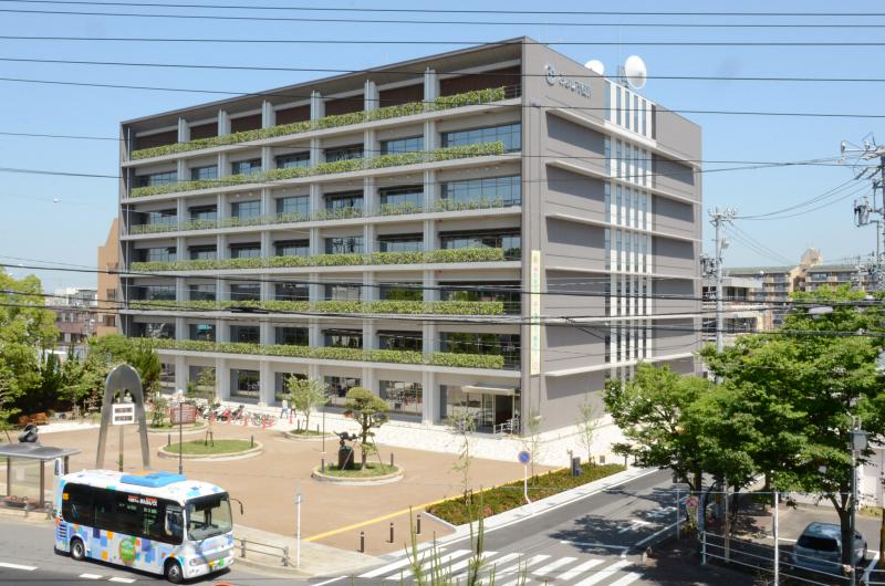 7階建の四角い形で建物前に広場があるみよし市役所外観を写した写真