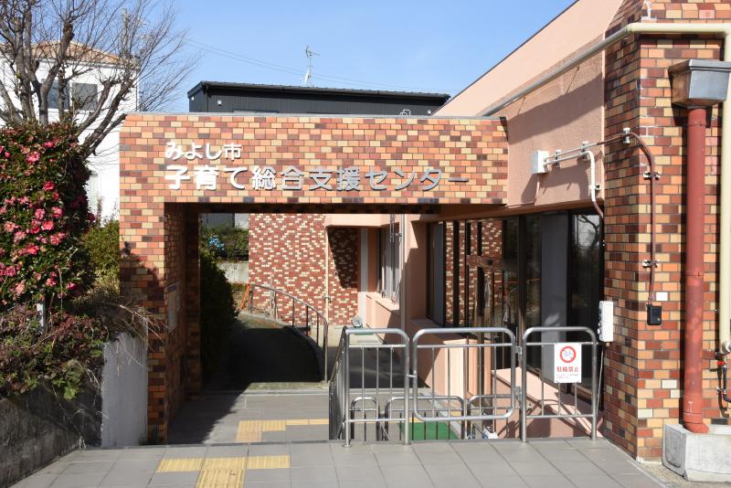 赤レンガ調の外観をした子育て総合支援センターの写真