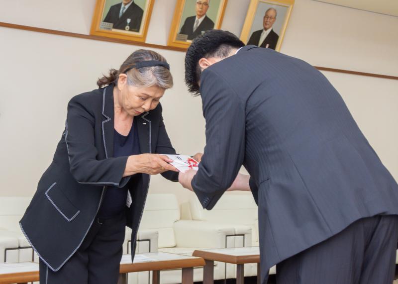 都筑善惠代表理事から目録を受け取っている市長の写真