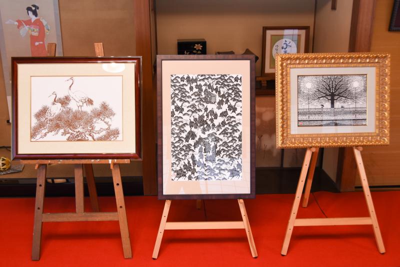 3作品の切り絵がそれぞれキャンバススタンドに立て掛けられて飾ってある写真