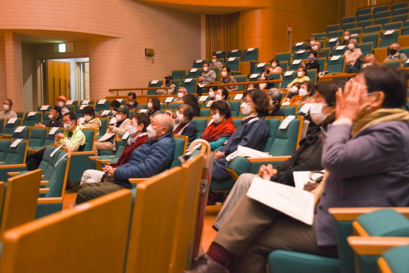 客席に座っている参加者の人たちを写した写真