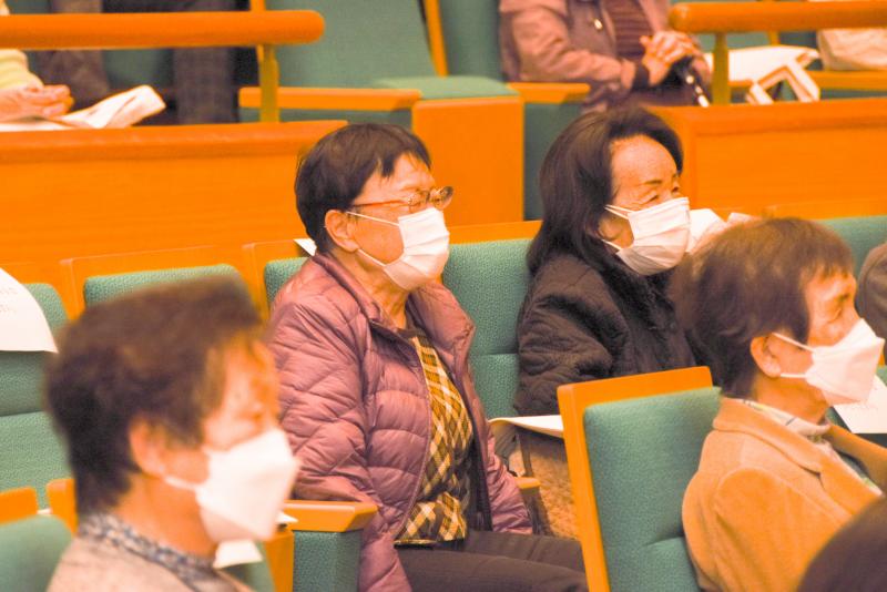 客席に座っている参加者の人たち数名をアップで写した写真