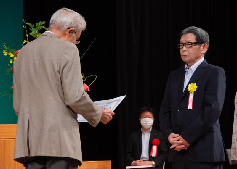 天石惇郎センター会長から表彰受けている男性の写真