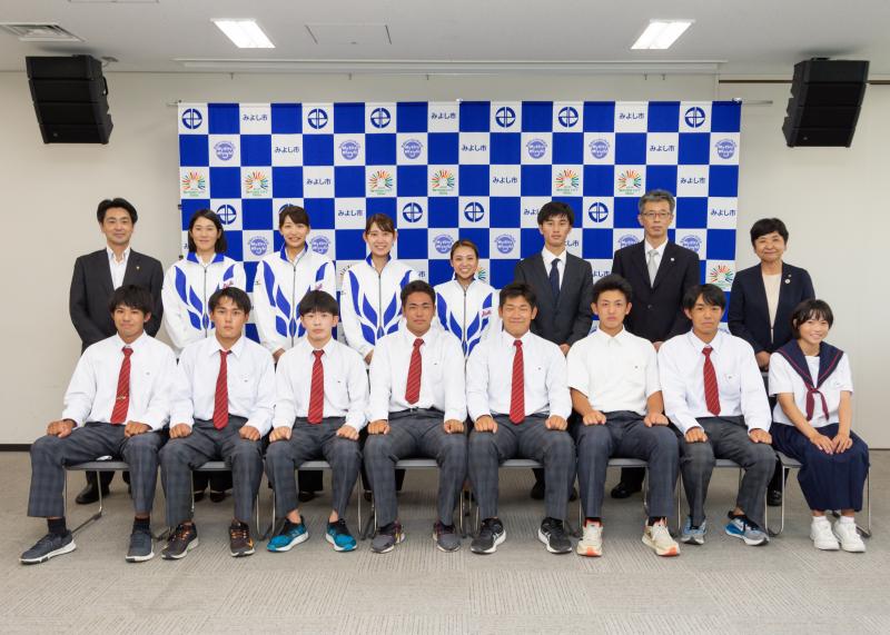 「いちご一会とちぎ国体」出場選手と関係者の方々の集合写真
