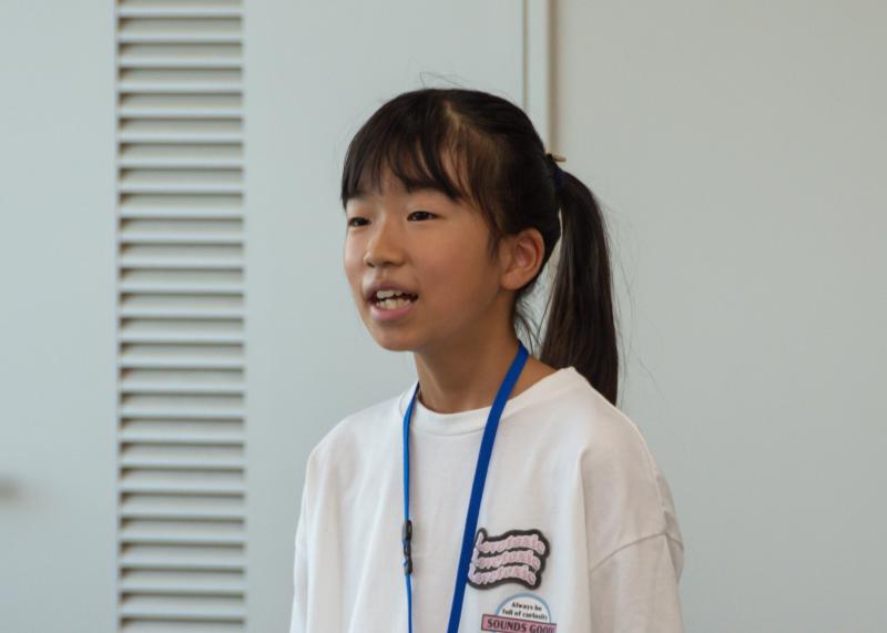 ポニーテールをした女子児童が話をしている写真