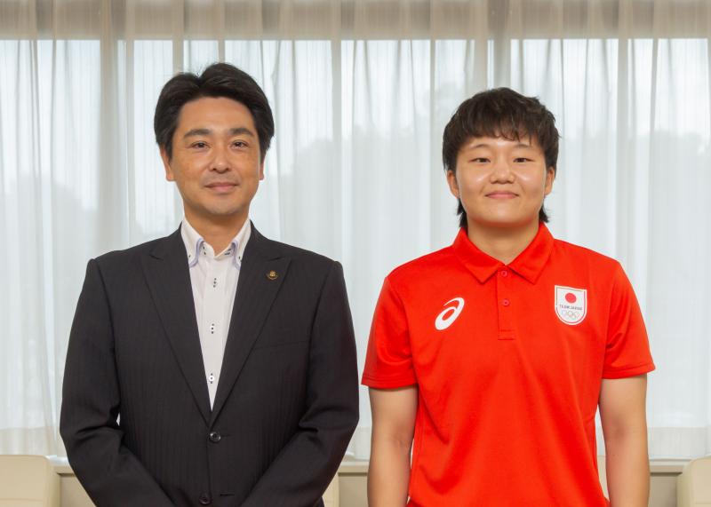 市長と赤いポロシャツをきた鬼頭選手が並んで記念撮影をしている写真