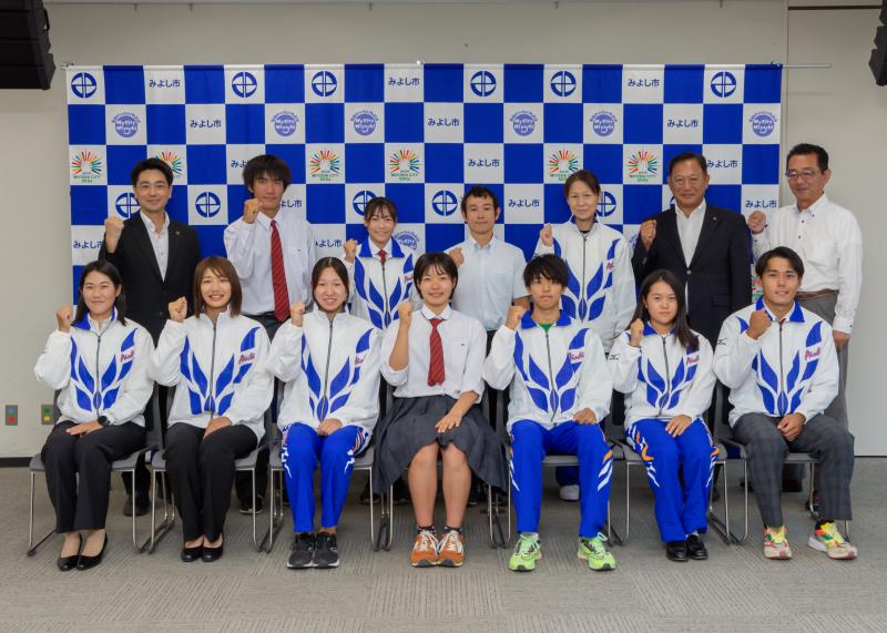 国民体育大会へ出場する選手の激励会での集合写真