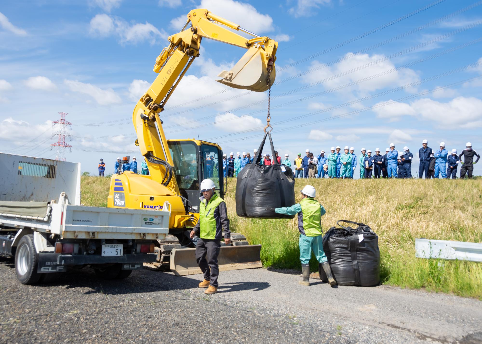 クレーンで重い荷物を動かします