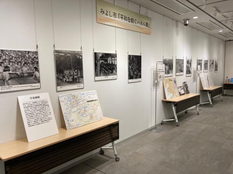 白い壁沿いに戦争に関する写真やパネルが展示されている1階ギャラリーの様子を撮影した写真