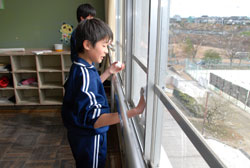 写真：並んで窓を掃除する生徒