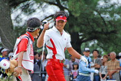 写真：最終ホールで2オンを果たして笑顔の石川選手