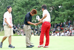 写真：優勝を決めて藤田選手と握手する松村選手
