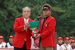 写真：ツアー初優勝を果たした松村選手