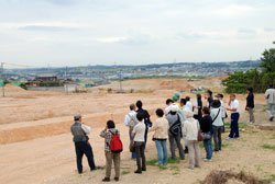 写真：公園拡大予定地から畑地帯総合土地改良事業の地区を眺める参加者