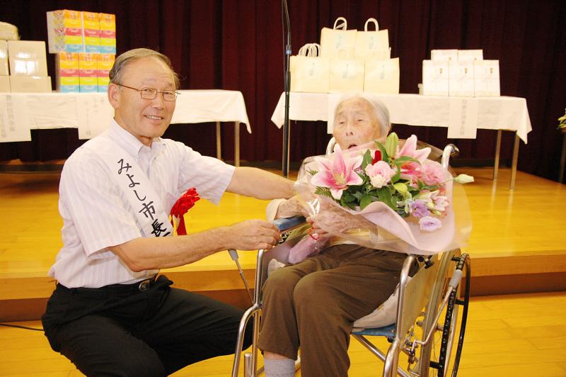 最高齢入居者に市長が花束を贈呈